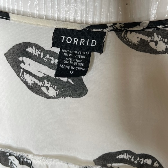 TORRID Lips Printed Surplice Top, Size 0/Large - Picture 4 of 7